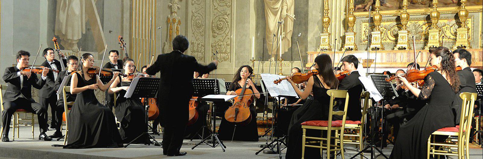 una orchestra esegue alla Cappella Paolina