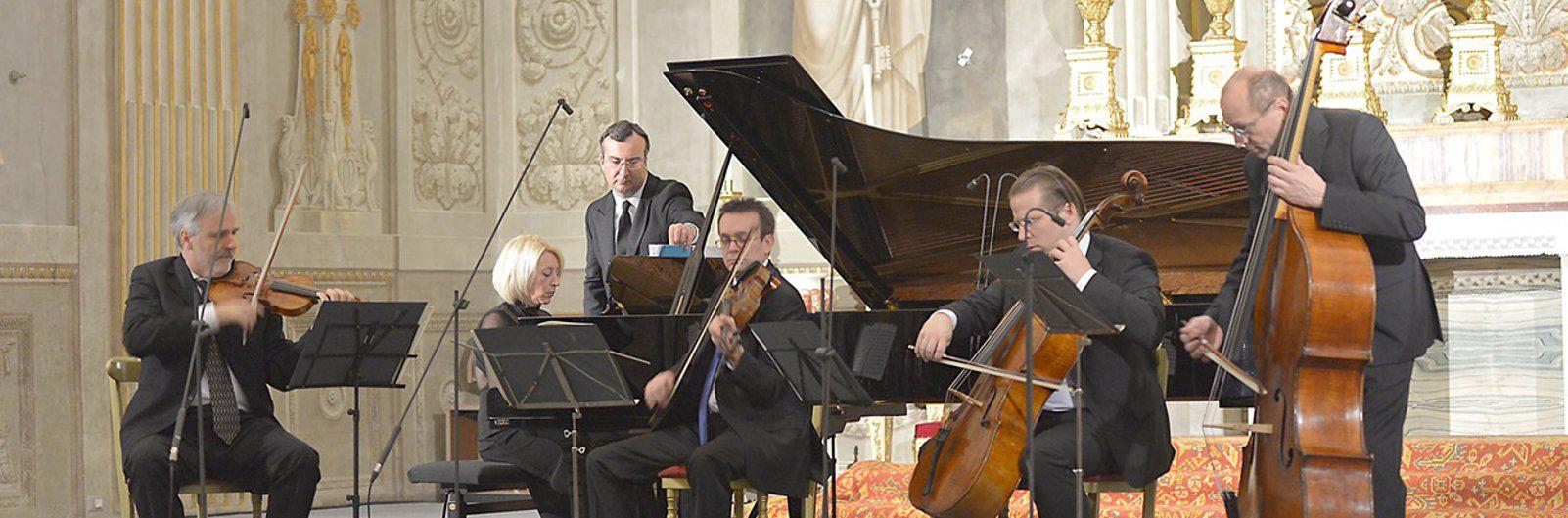 una orchestra esegue alla Cappella Paolina